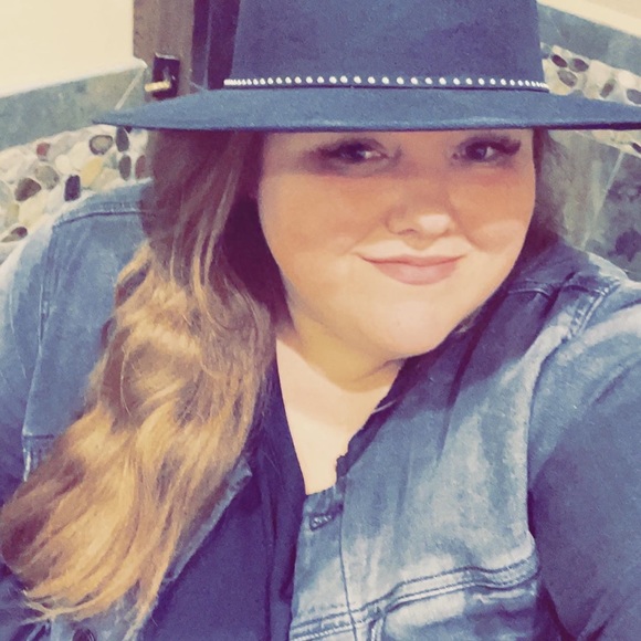 Heyyy! It’s Linzy, your new fave posher 💁🏻‍♀️ - Picture 7 of 8